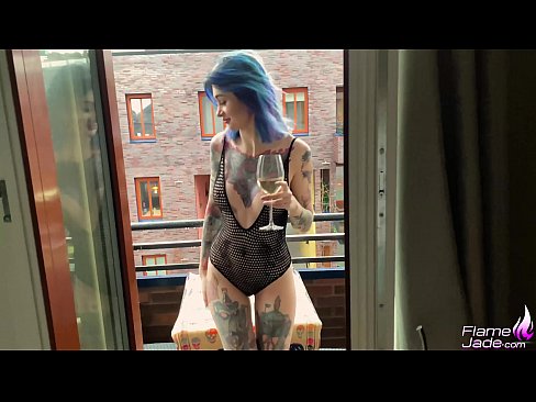 ❤️ Духтари азиме, ки бо гулӯла мемакад ва дар зери осмони кушод бо ҳавас мемакад ️❌ Порно босифат дар мо ☑